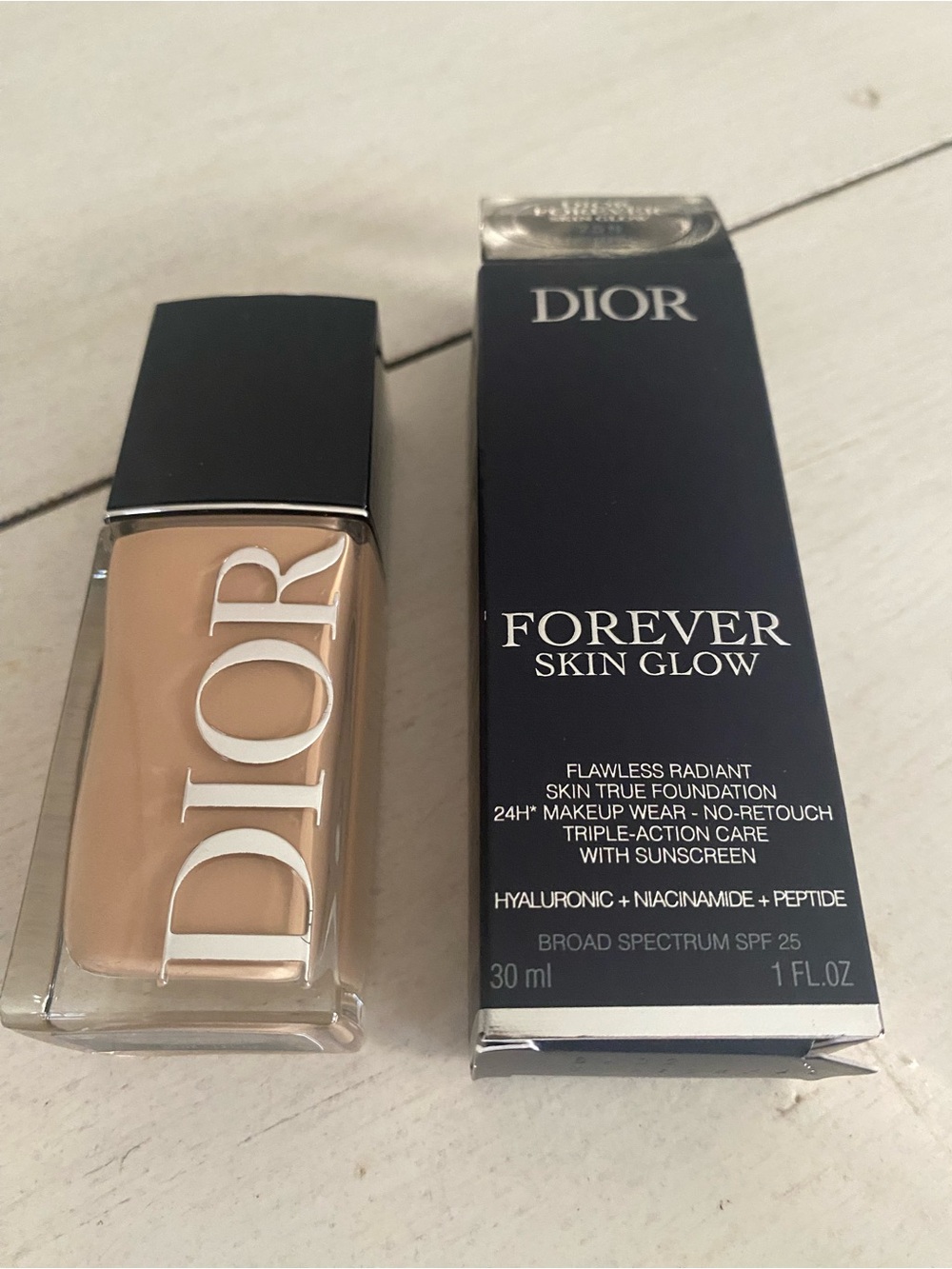 Dior Forever Skin Glow Foundation in 2.5 N - Picture 2 of 4